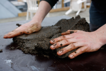 Jonas Edvard med projektet, Terroir - materiale skabt af tang og papir.