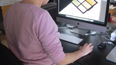 Joyce redigerer billeder i fotoværkstedet